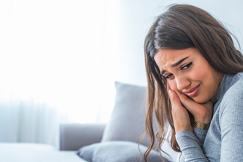 this image shows a woman with wisdom tooth pain